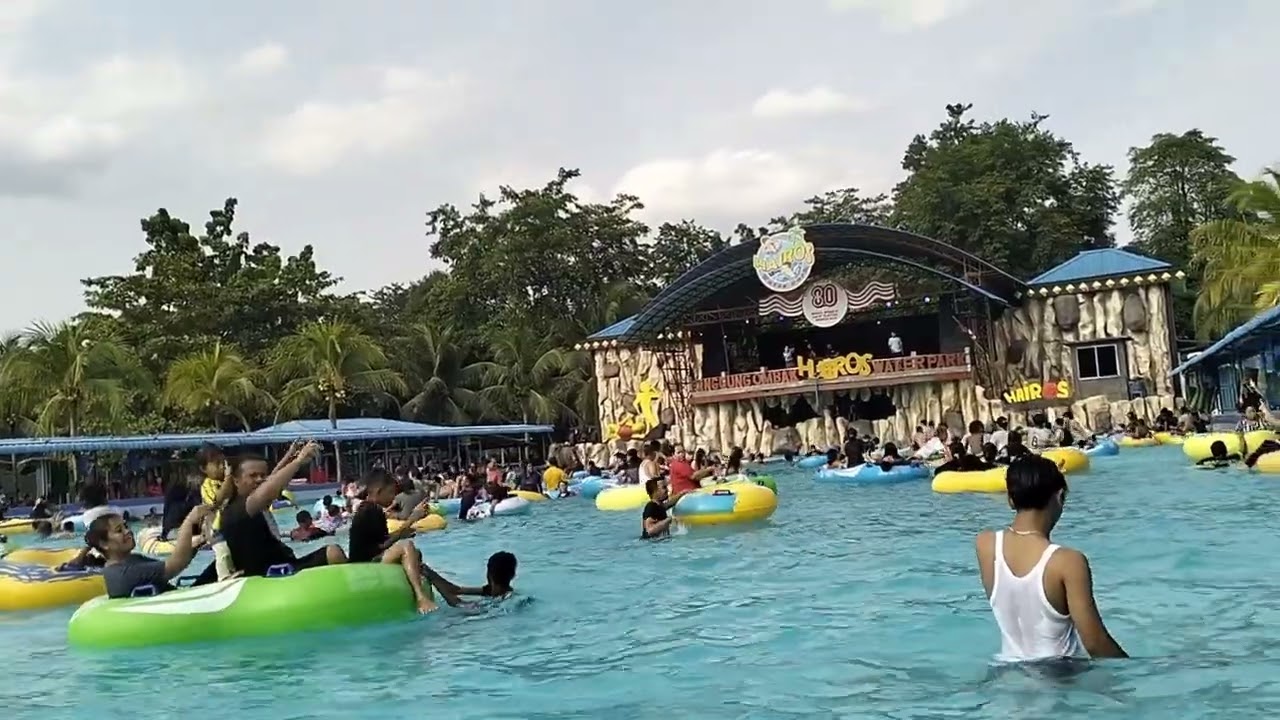 Asik berenang di ombak buatan