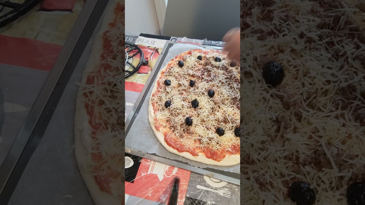 j'ai préparé des pizza maisons une pizza viande hachée deuxième pizza au thon délicieux 🍕🍕😋💫