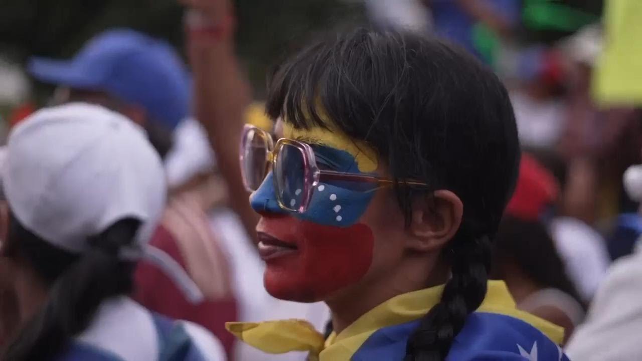 Thousands gather in the streets of Caracas as opposition campaign comes to a close