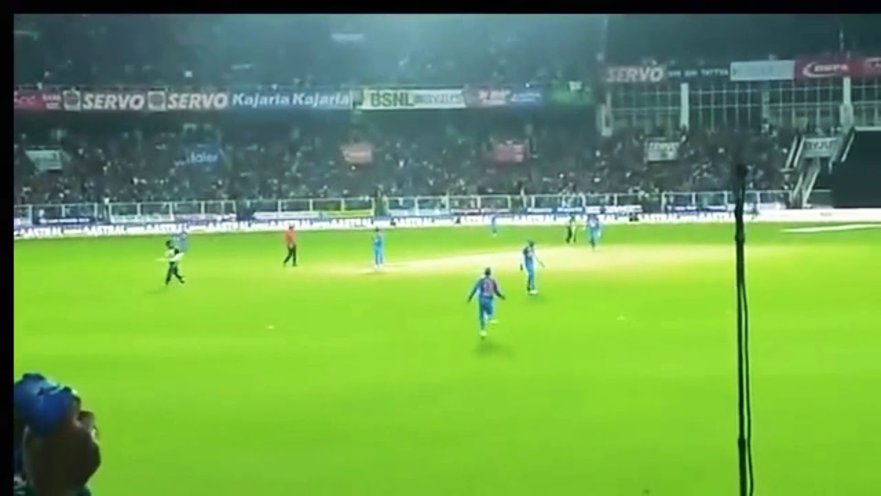 Look at Virat kohli while Pandya makes direct hit .mp4