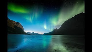 What do the northern lights/aurora borealis look like to the naked eye?