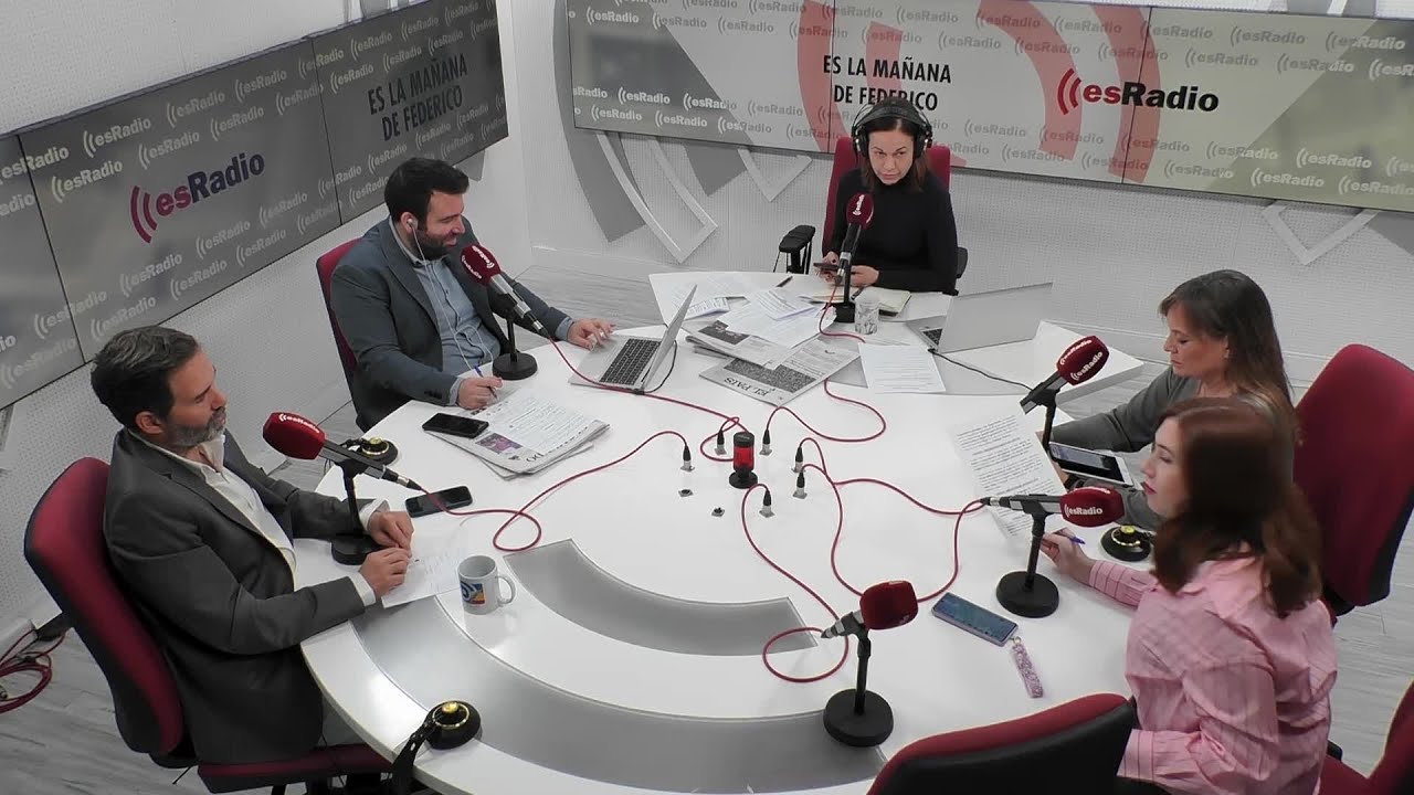 Tertulia de Federico: Sánchez arrastra a las mujeres socialistas al ridículo absoluto