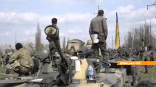 Дончане блокируют украинские БТРы и вешают на них триколоры