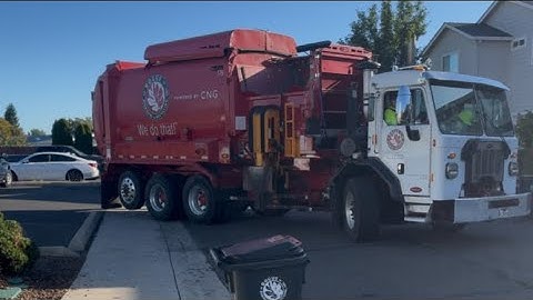 Peterbilt 520 Labrie Automizer garbage truck