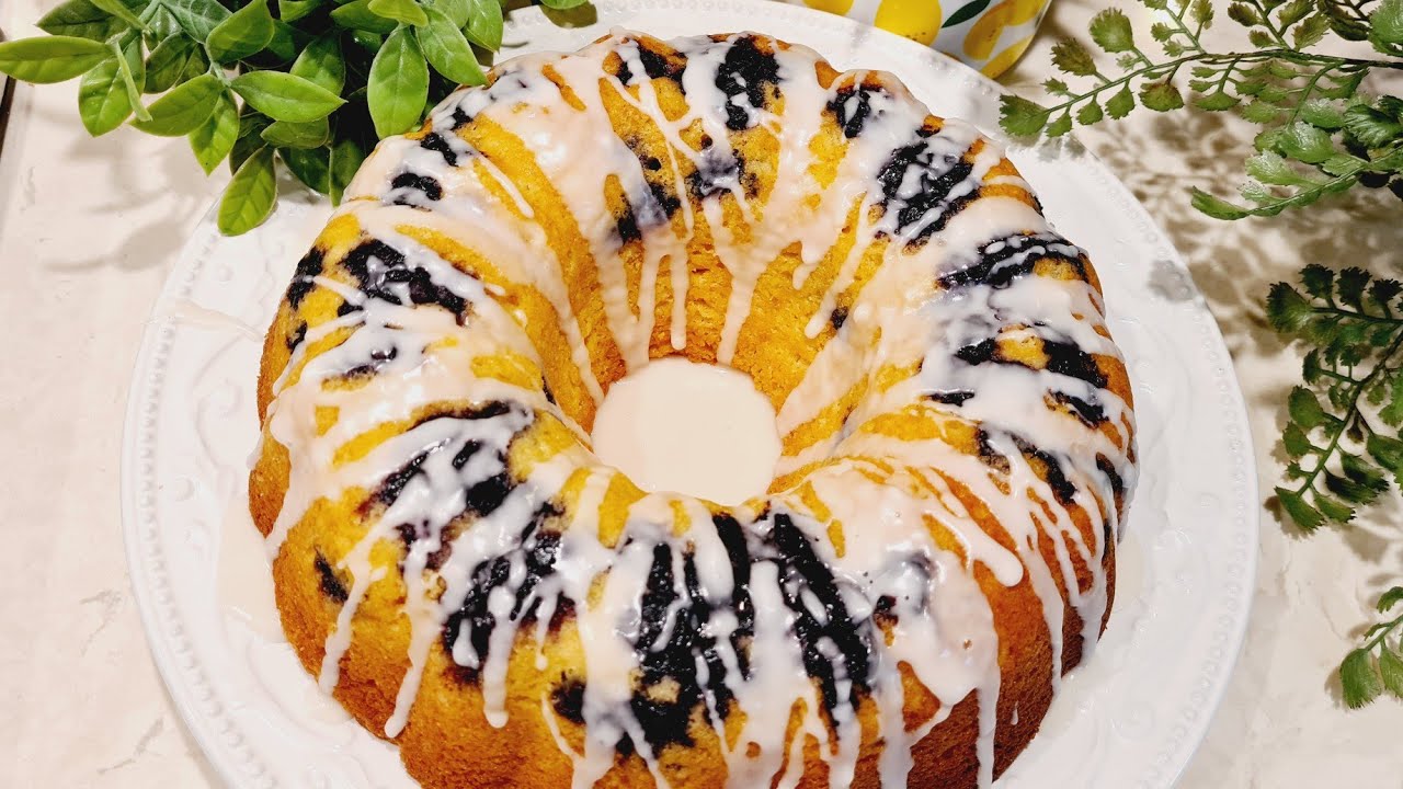 Простой лимонно-черничный кекс в форме кольца.