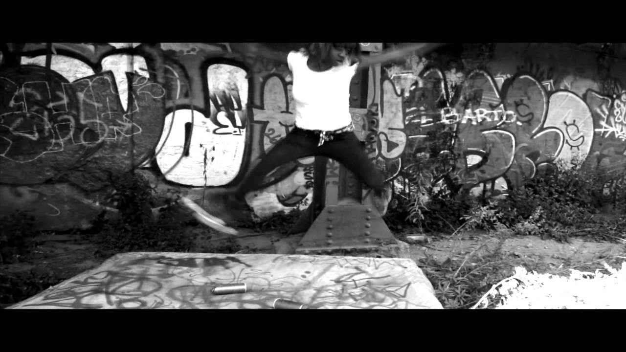 Смотреть «Pugs Atomz VS Schlachthofbronx "Slowine" official video» на YouTube Смотреть «Pugs Atomz VS Schlachthofbronx "Slowine" official video» на YouTube