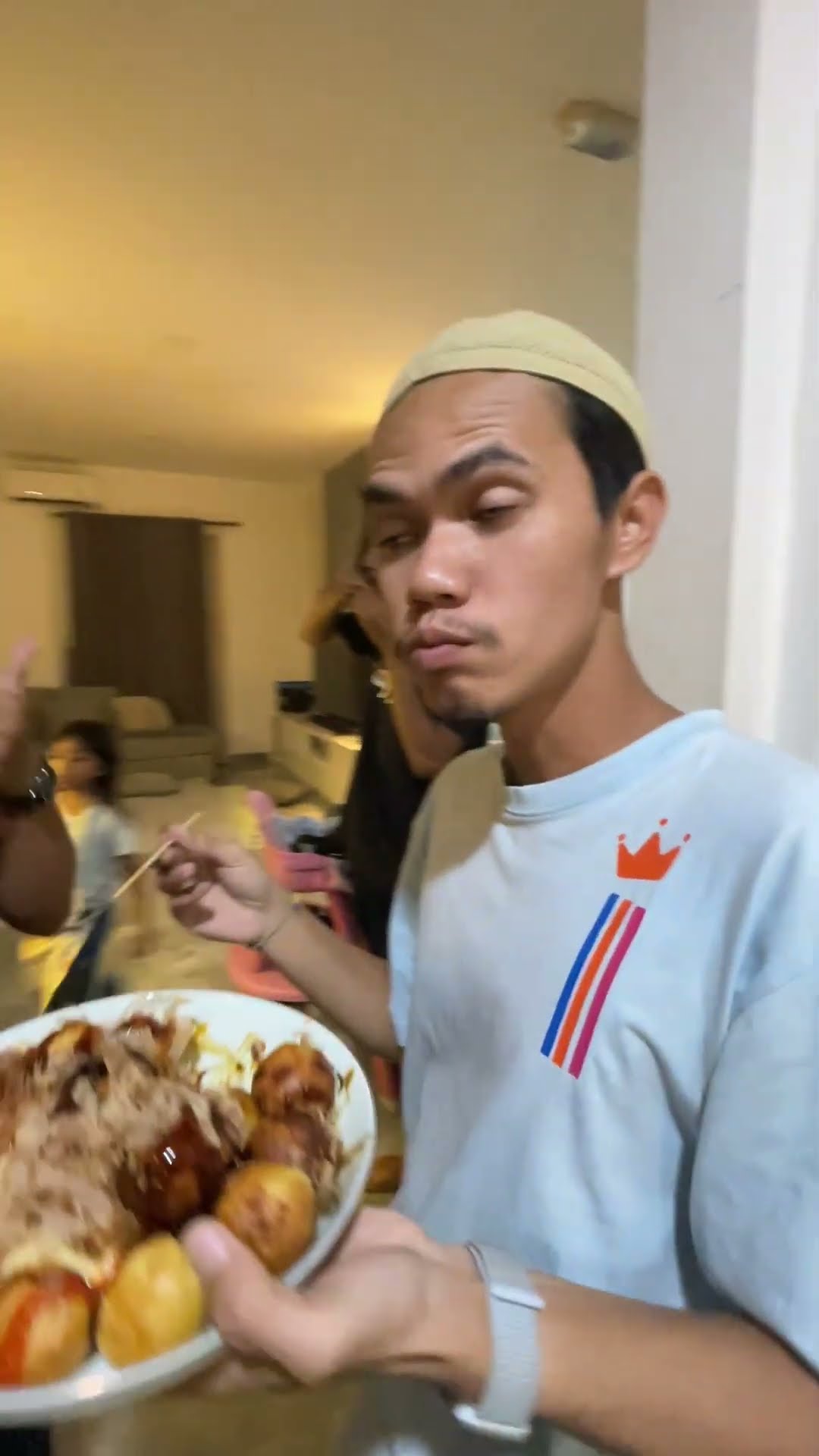 LEIKA BIKIN TAKOYAKI TOMPEL YANG BANTU BAGI BAGIIN ?? #leika #shots