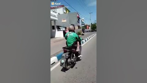 Viral .. !! Kisah haru perjuangan seorang ayah ojol mencari nafkah dengan menggendong anaknya