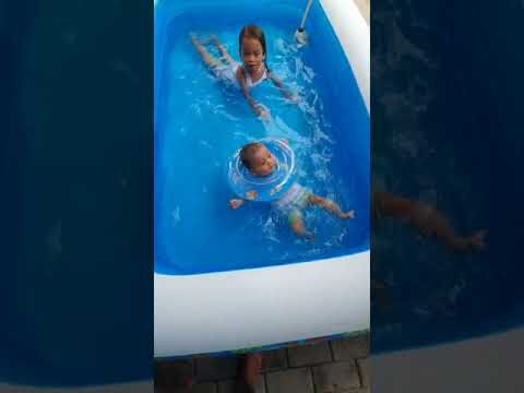 Dede Alendra Senangya Berenang Di Kolam Angin Bestway