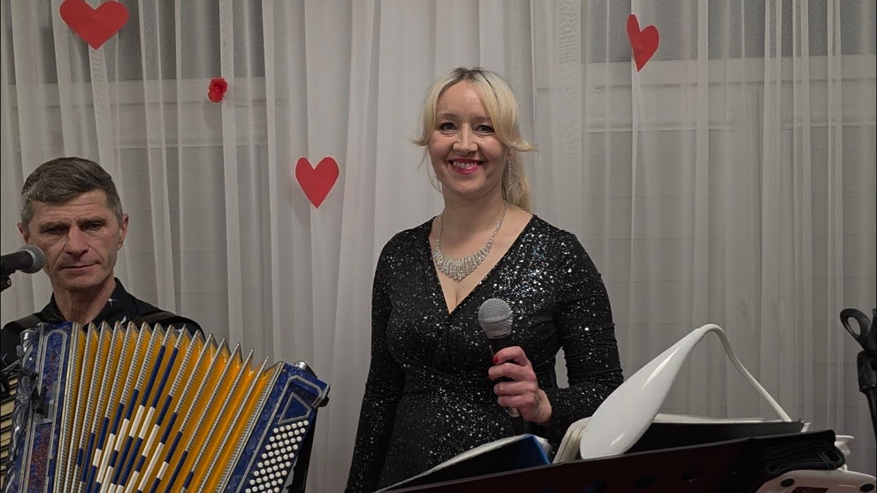 Piękny głos solistki roznosił się po zapełnionej po brzegi sali w Mokrzcu. 