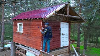 Я ремонтирую деревянный дом, который бросил в лесу, за 72 часа и прячусь в нем.