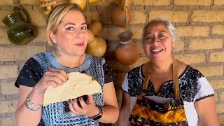 Empanadas de queso y flor de calabaza