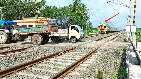 Dangerous EMU Howrah-Katwa Local Train Furious Moving Out At Railgate