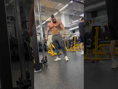 Протяжка на дельты #gym #fitness #fitnessmotivation #workout #fitnessmodel #пресс #mensphysique