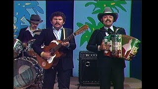 Video thumbnail of "Ramon Ayala y los Bravos del Norte - "Bonita finca de adobe""