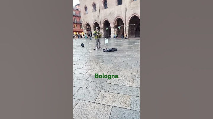 Artista di strada a Bologna - "Azzurro" di Adriano Celentano