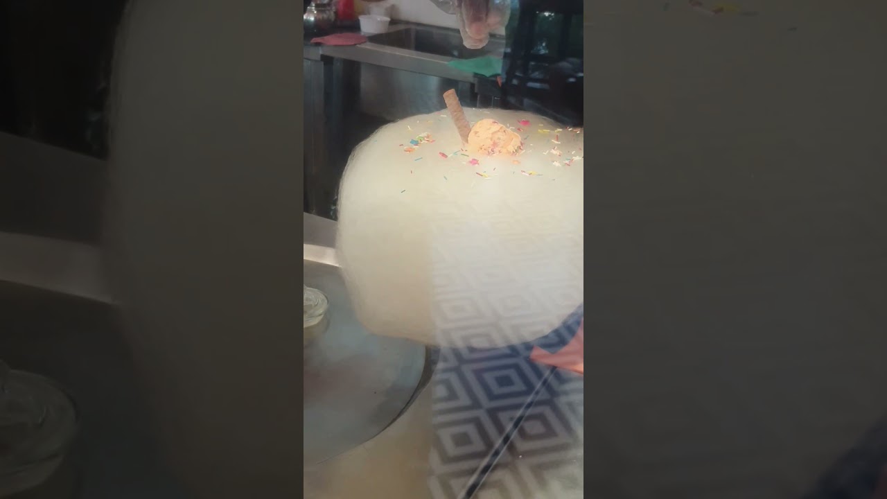 itni tasty icecream 🍨 guys enjoying cloud ice cream in the house of ice creams