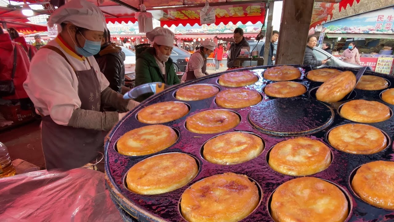 Рынок Чанчунь в Цзилине, Китай. Шумная толпа накатывает, как прилив на продовольственном рынке