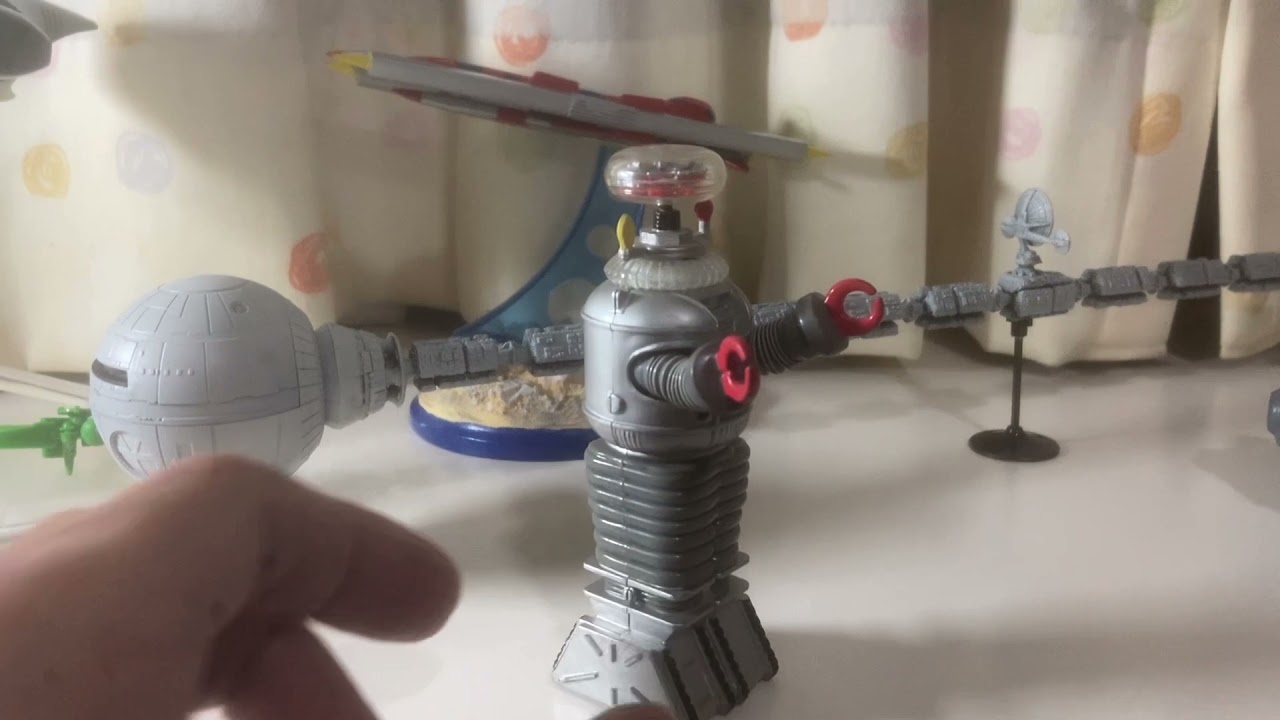宇宙家族ロビンソン より フライデー ロボットB9 の紹介です