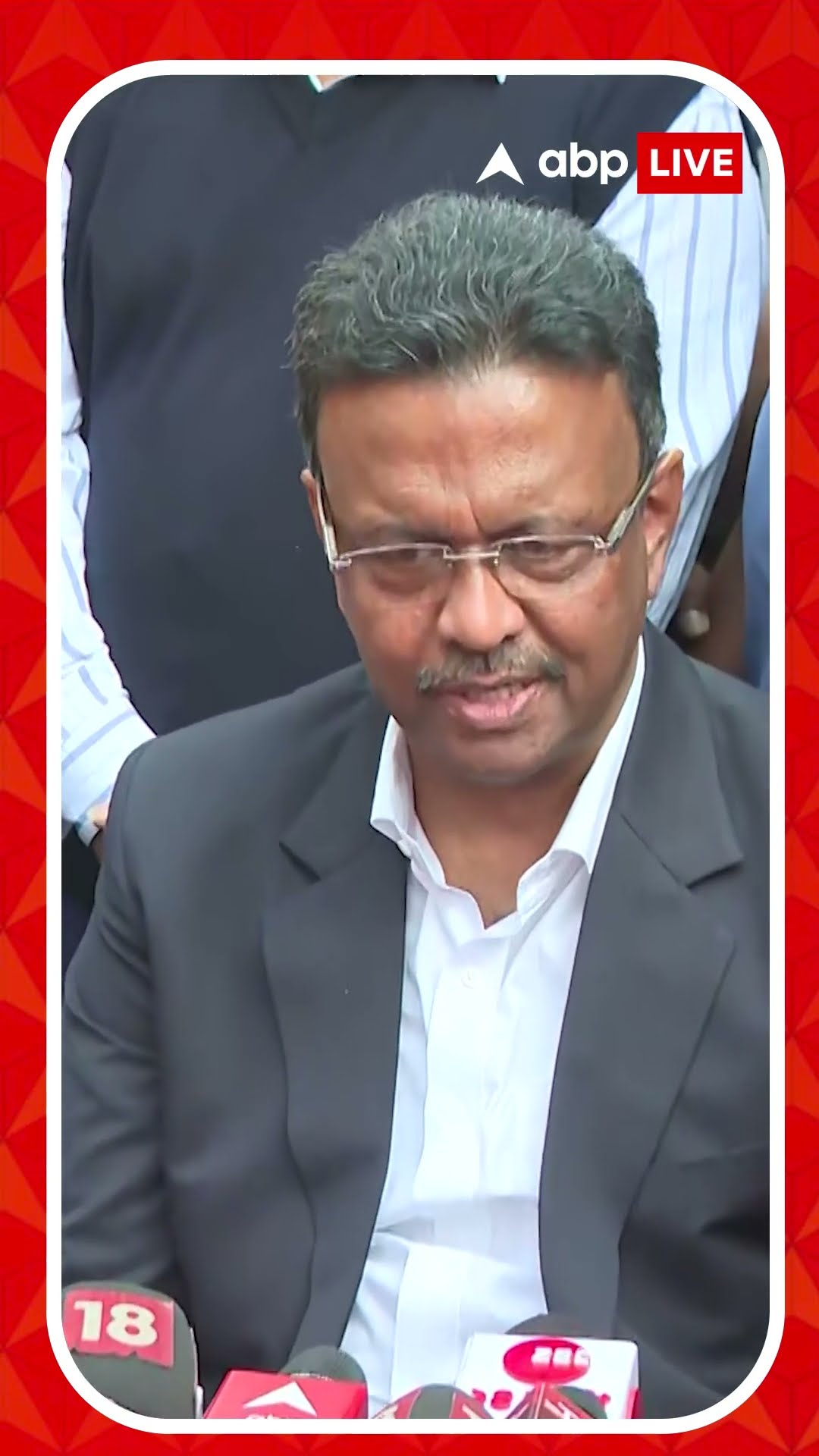 'বাঘাযতীনে বহুতল হেলে পড়ার কারণ ইঞ্জিনিয়ারদের ব্যর্থতা', দাবি ফিরহাদের