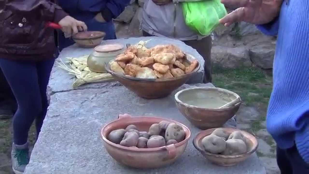 Comiendo papa con arcilla en una comunidad indígena cerca de