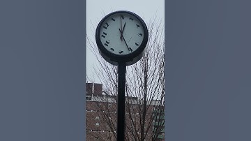 Funky klok draait wijzerplaat in plaats van wijzers || ViralHog