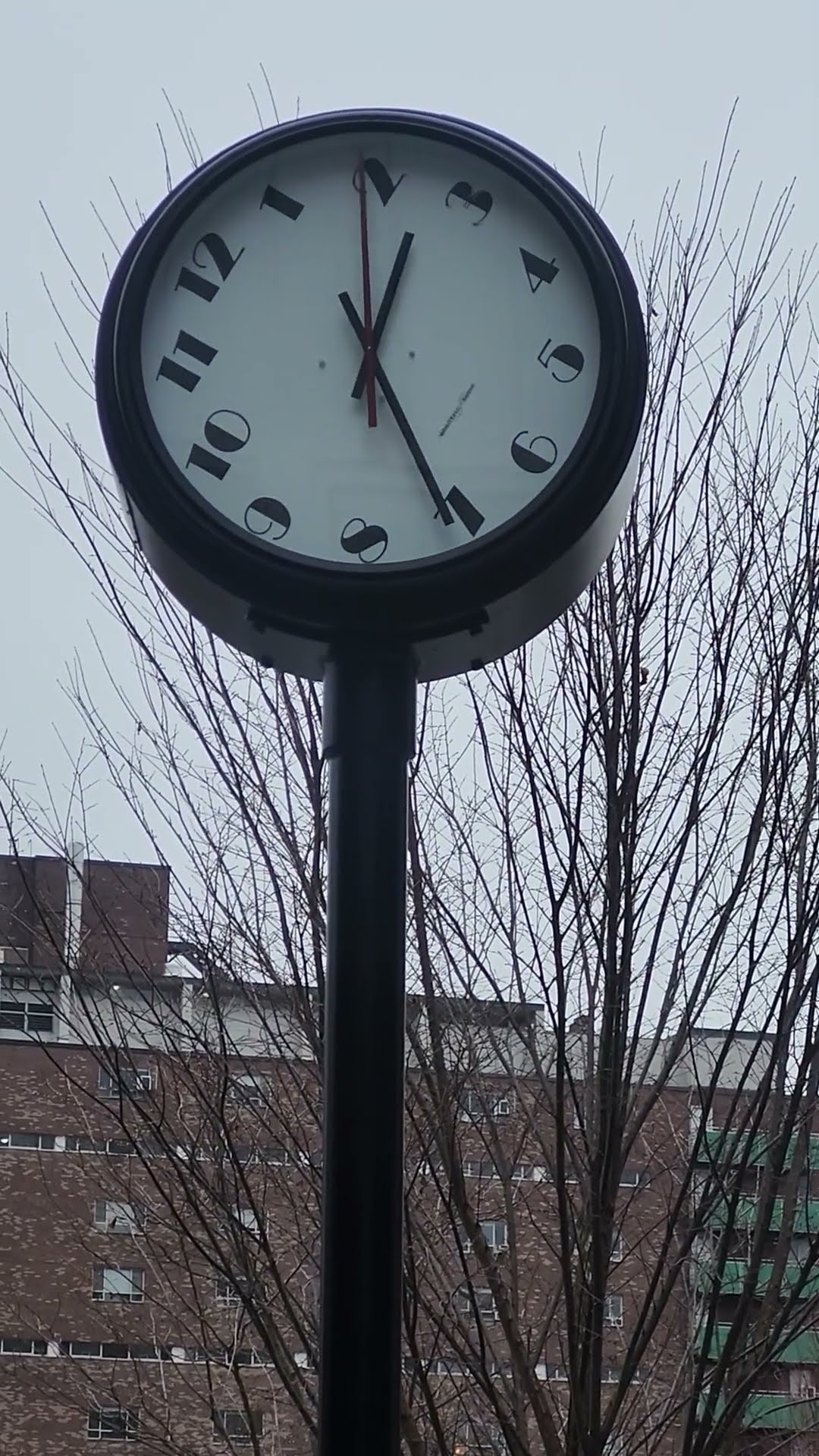 Funky Clock Rotates Face Instead of Hands || ViralHog
