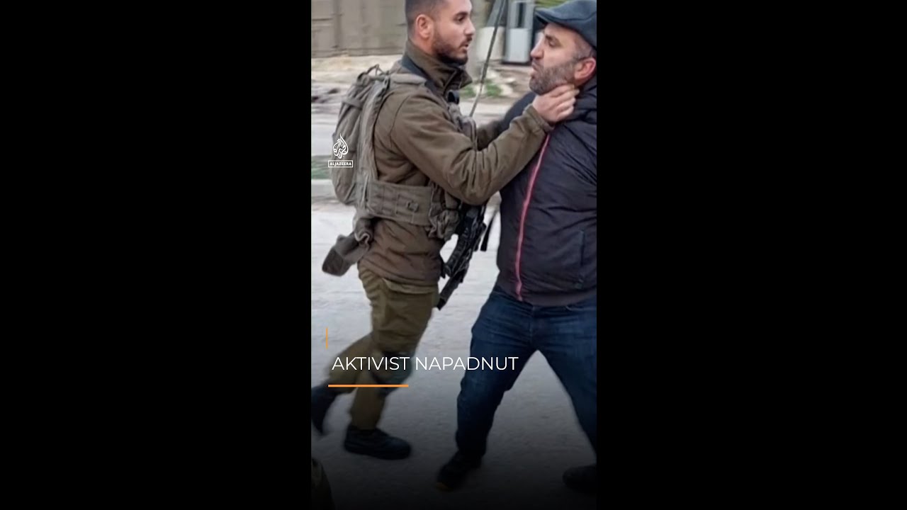 جندي إسرائيلي يعتدي على ناشط فلسطيني أمام الكاميرا