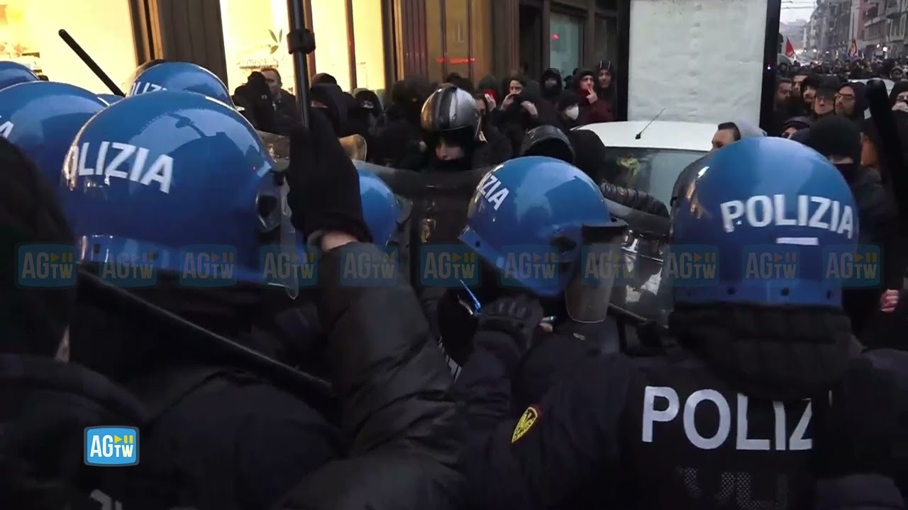 Milano, tensione tra polizia e anarchici al corteo a sostegno di Cospito: vetrine imbrattate, poi la