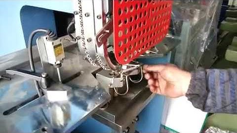 Quadruple eyeleting/riveting machine for arch files
