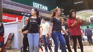 Download Lagu kau lupa janji-redeem buskers cover jamal Abdillah,diringi penari dari indonesia MP3 Download Lagu kau lupa janji-redeem buskers cover jamal Abdillah,diringi penari dari indonesia MP3