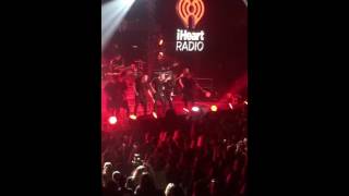 Selena Gomez- Hands to myself (iHeart jingle ball)