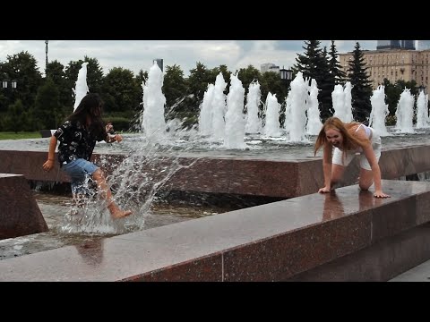 Girls and funny splashes in Victory Park ! / Девушки и веселые брызги в Парке Победы !
