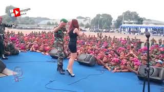 ASIK BANGET Tentara Goyang Heboh di Atas Panggung