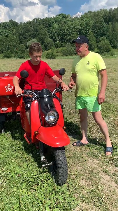 Первый раз на мотороллере Муравей, как будто всегда на нём ездил ...