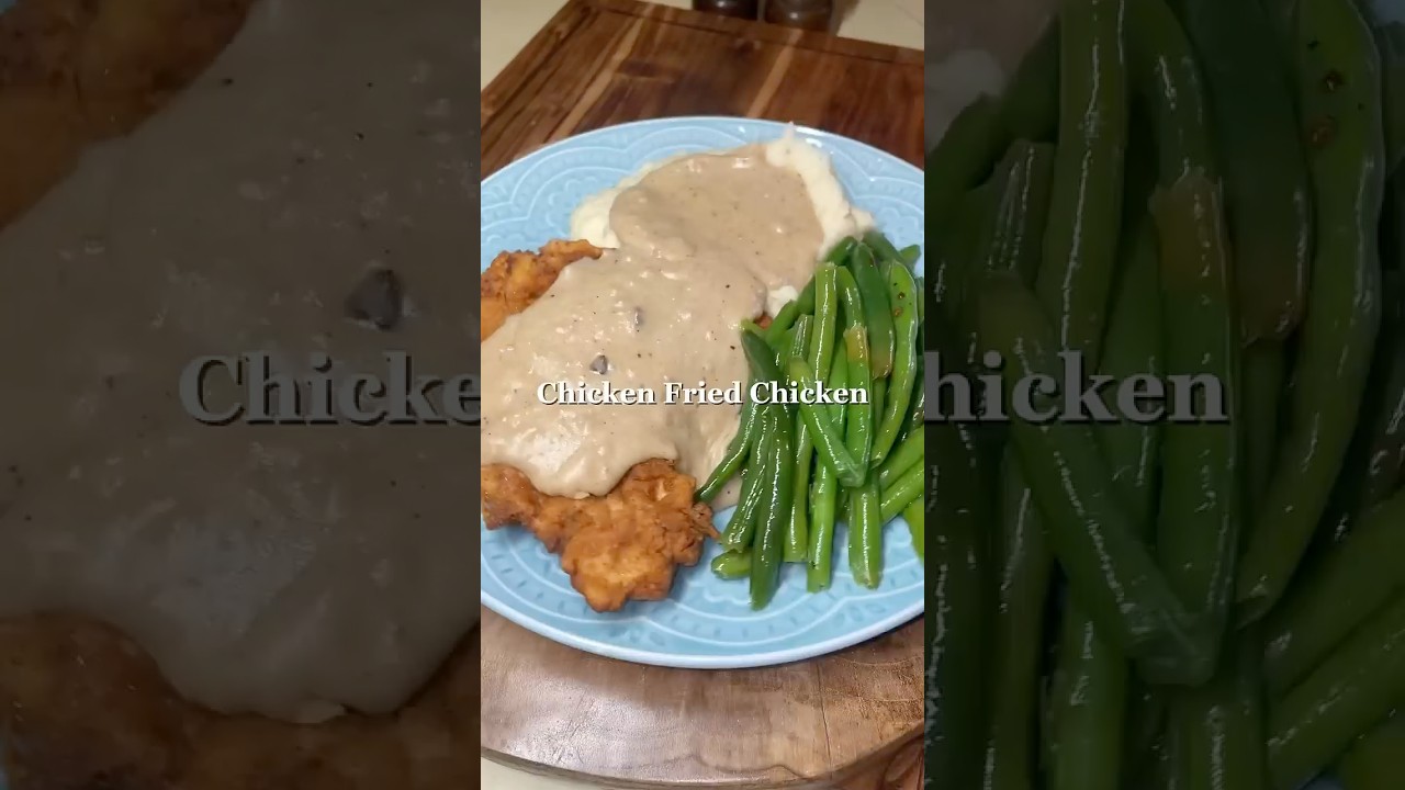 Fried chicken 🤝 white gravy 👩‍🍳 Cracker Barrel at home in just a few minutes 🤤
