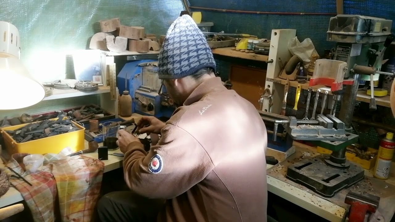 la pipa: pipe italiane: 🍂    Un artigiano 🇮🇹                     a passeggio  nei suoi pensieri. 🍂