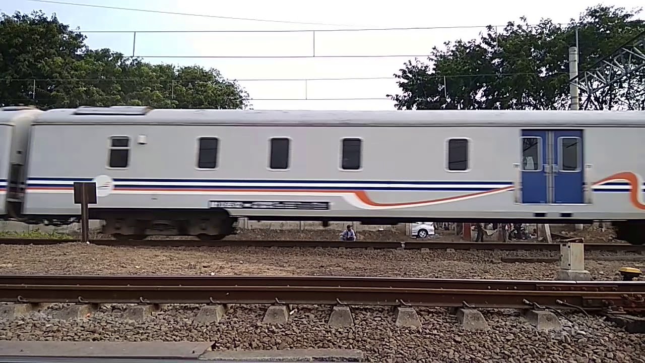 Nonton Kereta Api Di Stasiun Bekasi + Ka 215 Serayu PSE ...