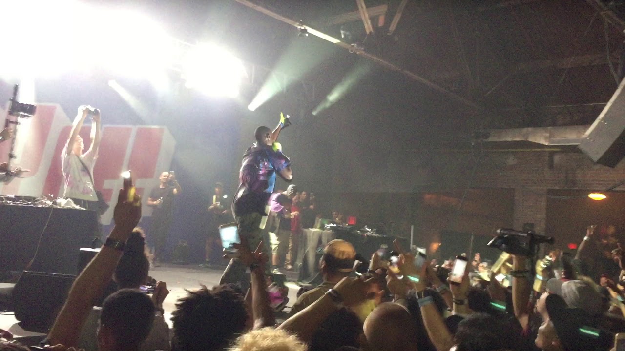 Guarda MO BAMBA - SHECK WES LIVE AT FOOLS GOLD 2018 su YouTube Guarda MO BAMBA - SHECK WES LIVE AT FOOLS GOLD 2018 su YouTube