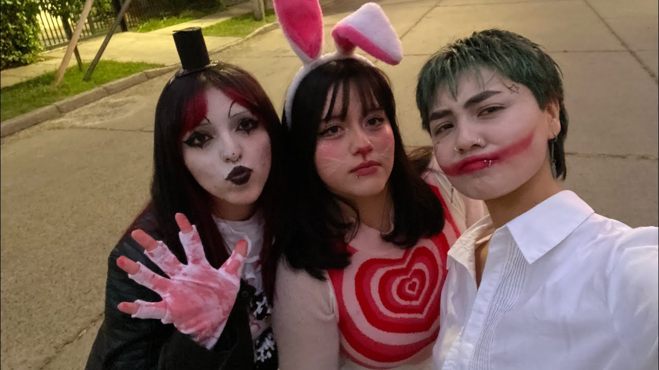 un halloween buscando dulces con lluvia y rayos