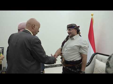 قدِموا لتهنئته بالعيد... طارق صالح يستقبل رئيس مجلس النواب ومحافظَي تعز والحديدة