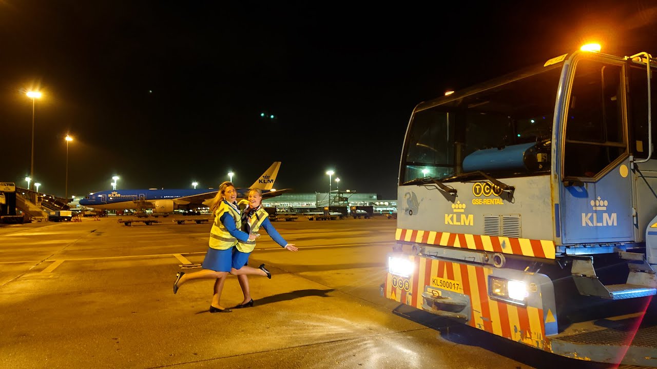 Gate agents joining a special pushback @ KLM Sleepdienst
