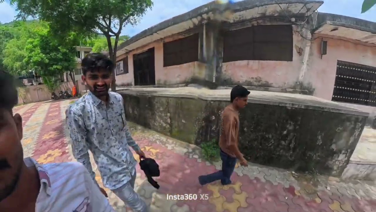 हमारे मित्र पहुच गए हैं और पहाड़ी की ओर चल दिये हैं 🫡