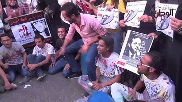 فريق "شارع واعي" يقدم عرضا مسرحيا يسخر من وزير الإعلام