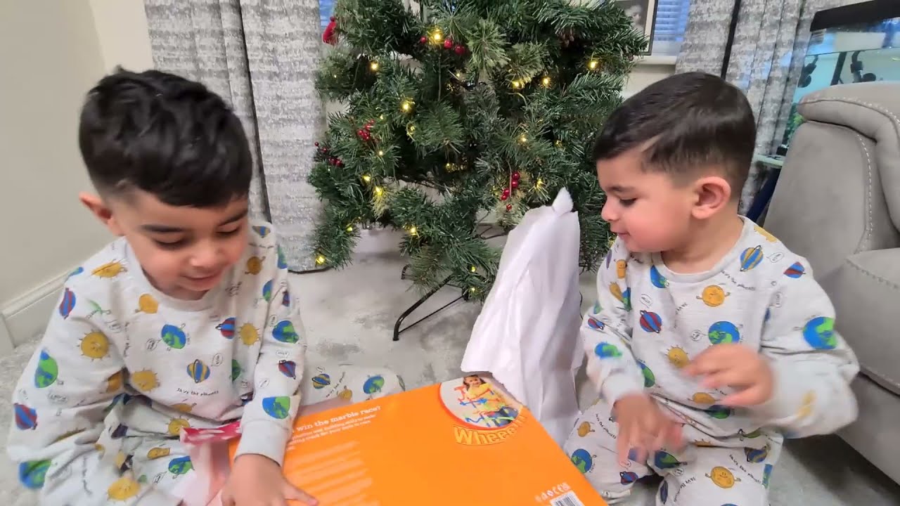 OPENING CHRISTMAS DAY PRESENTS WITH NOAH AND ALI 2021