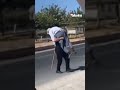 Şanlıurfa&#39;da bir hastanenin güvenlik görevlisi karşıya geçmekte zorlanan yaşlı vatandaşı omzuna aldı