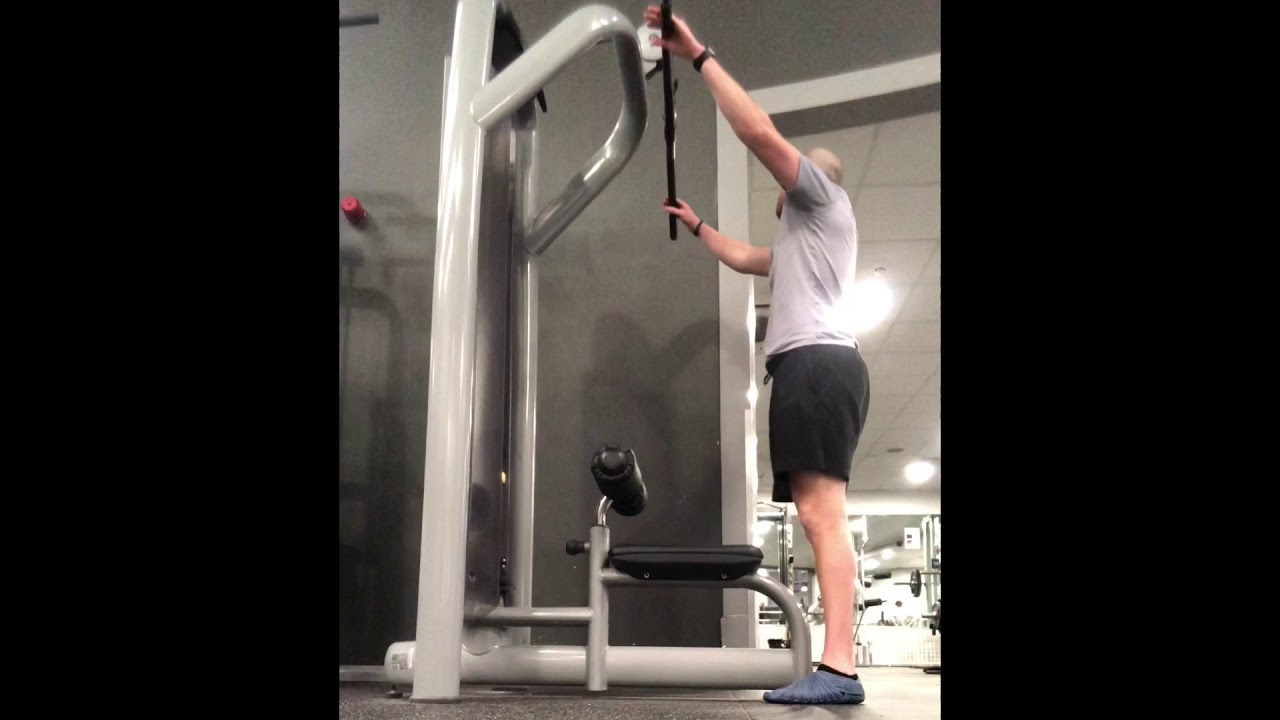 Paused Bar to Chest Lat Pulldown - YouTube