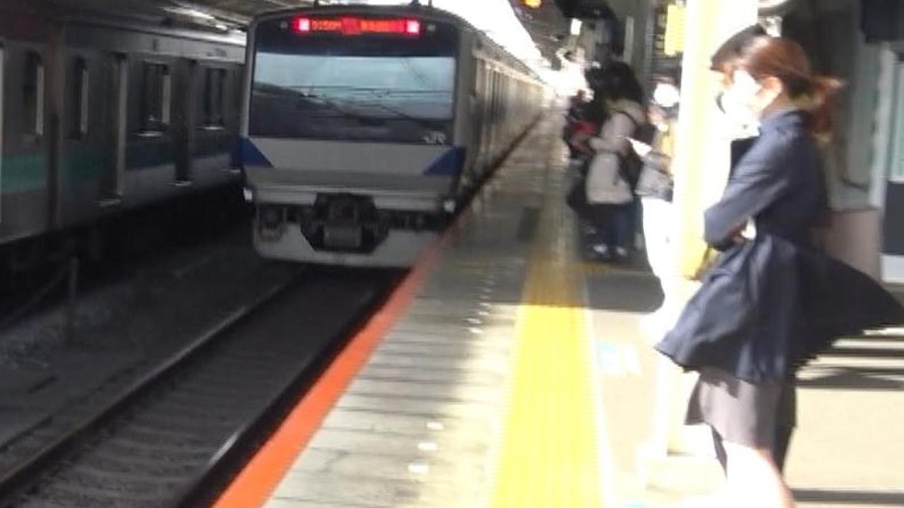 休日朝の我孫子駅を通過してホームに風圧が舞う常磐線上り特別快速E531系