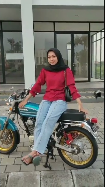 cewek cantik hijab naik honda cb / story wa terbaru