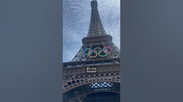 Un hombre escala la Torre Eiffel horas antes de la ceremonia de clausura de los Juegos Olímpicos